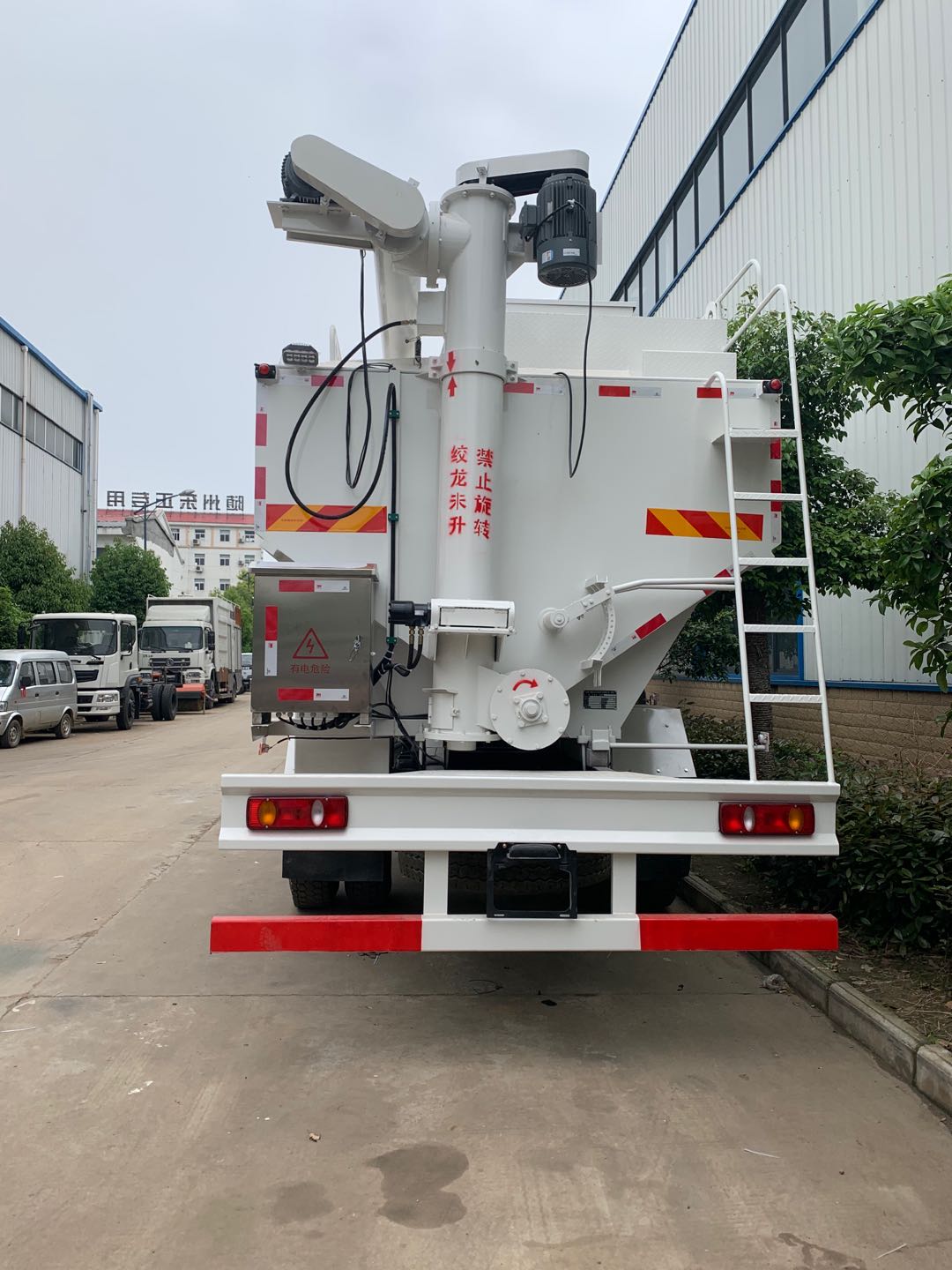 天龍前四后八電動(dòng)44方散裝飼料運(yùn)輸車